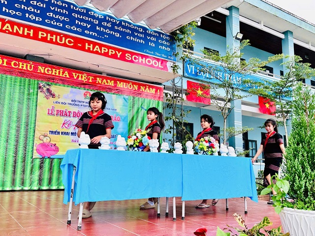 Liên đội phát động phong trào “Kế hoạch nhỏ – Em nuôi heo đất”