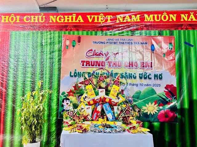 Học sinh hào hứng trong chương trình Trung thu cho em – Lồng đèn thắp sáng ước mơ