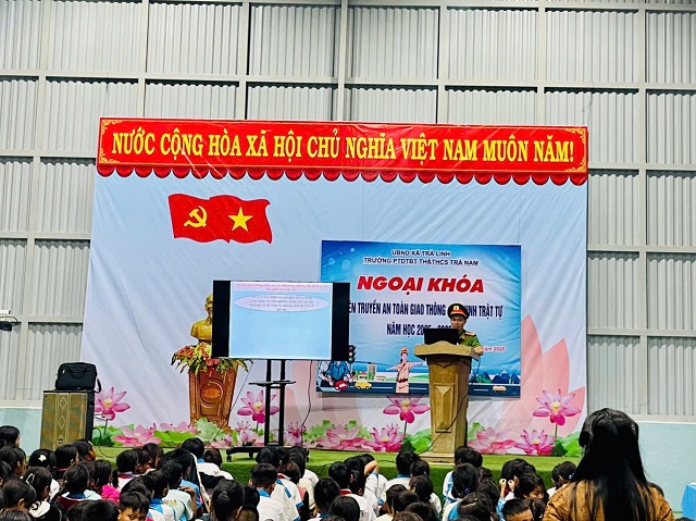 Trường PTDTBT TH&THCS Trà Nam phối hợp công an xã Trà Linh tuyên truyền ATGT, ANTT