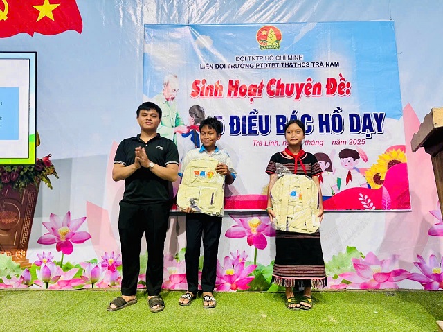 Liên đội sinh hoạt theo chủ đê “5 điều Bác Hồ dạy”