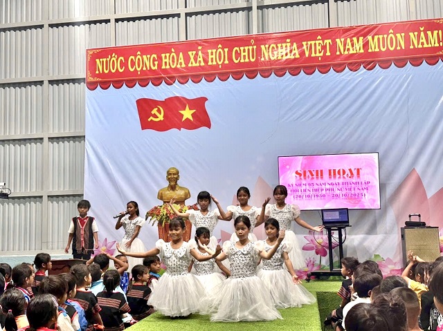 Học sinh thể hiện sự sáng tạo với các bộ trang phục thời trang trong sinh hoạt ngoại khóa 20/10