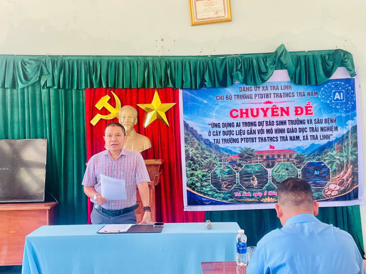Đổi mới buổi sinh hoạt chuyên đề giữa không gian Phiên chợ sâm Ngọc Linh của chi bộ nhà trường